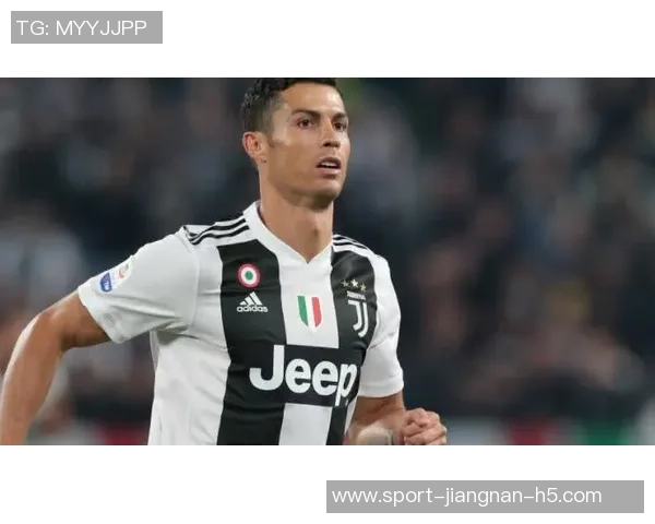 那不勒斯主席德劳伦蒂斯与利雅得胜利CEO合影展示C罗球衣引发热议